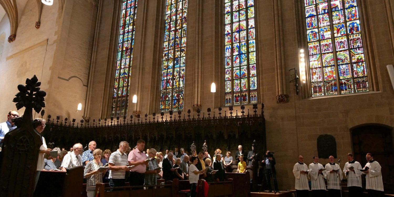 Bild eines Chores während der Messe (c) Bild: Peter Weidemann In: Pfarrbriefservice.de Bild eines Chores während der Messe