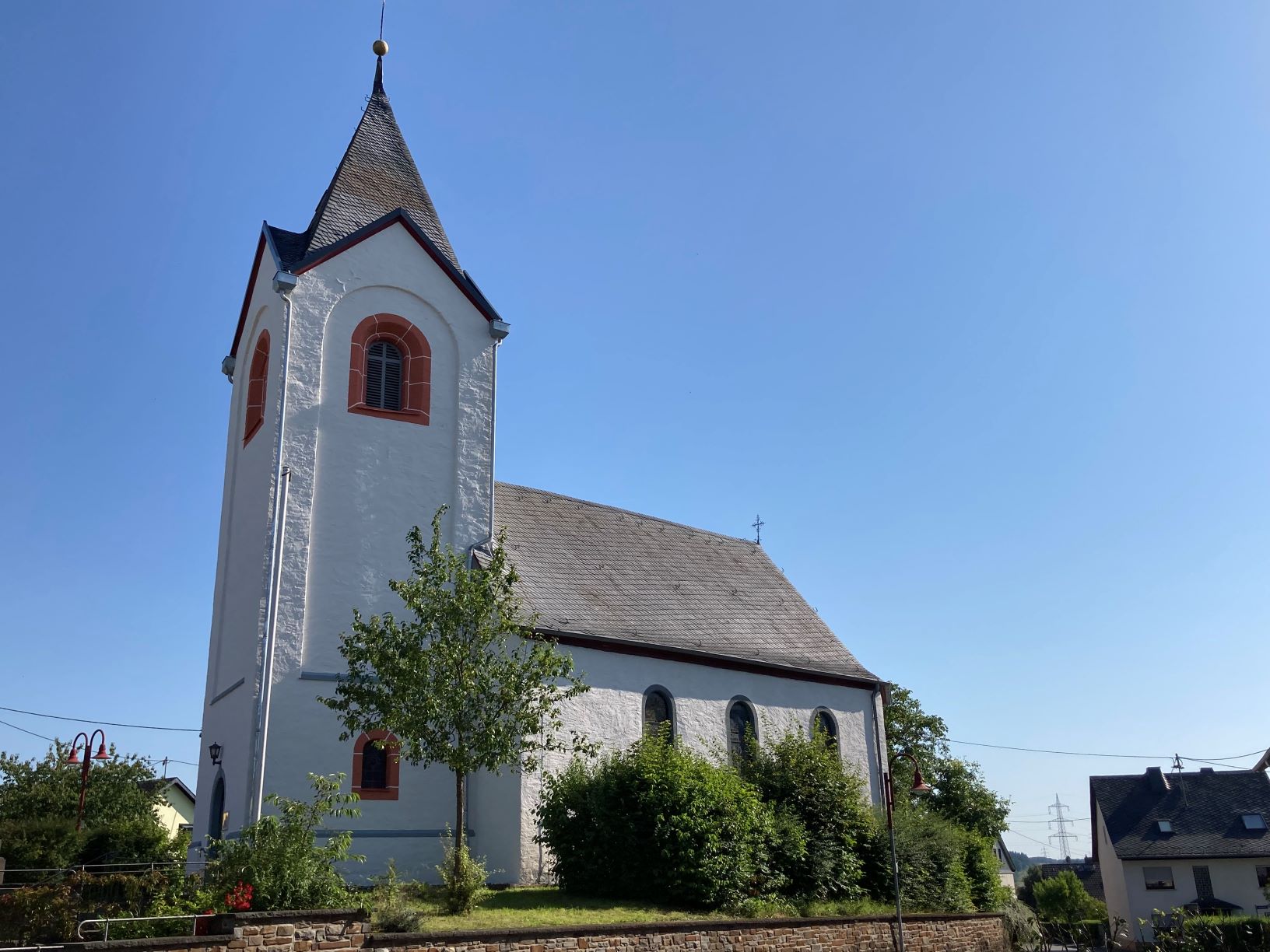 Dohr Kirche aussen nahe